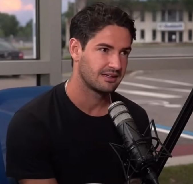 Ex-jogador, Alexandre Pato mostra filho assistindo aos seus jogos de futebol: <i>Sonhei com isso</i>