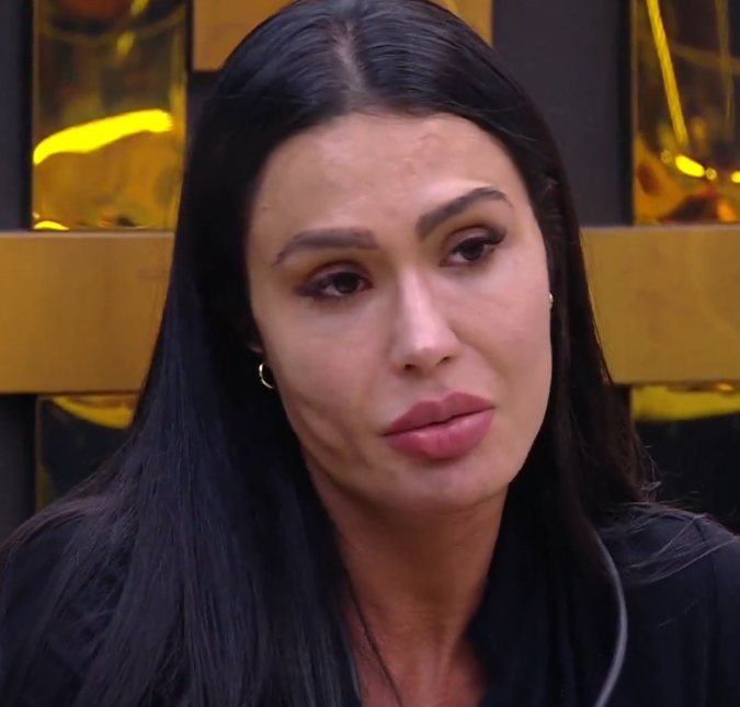 Na xepa, Gracyanne Barbosa recebe doações de ovos dos <i>brothers</i>