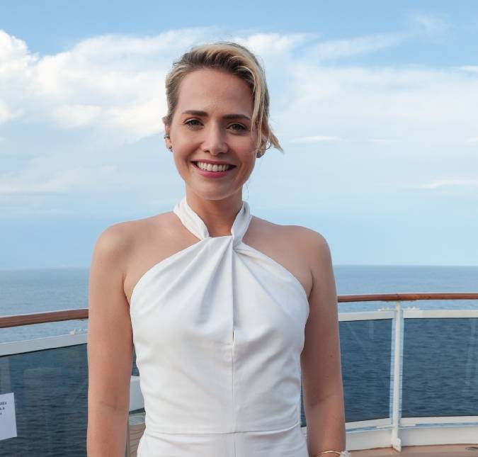 Leticia Colin se diverte em aniversário de Eduardo Sterblitch e vira <I>meme</I>