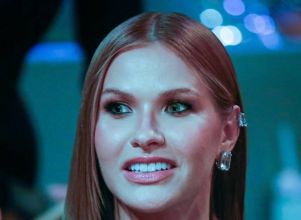 Andressa Suita comemora 37 anos de idade em festa luxuosa e com <i>look</i> fendado