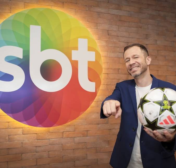 Vestindo a camisa da empresa, Tiago Leifert compartilha primeira foto no <i>SBT</i>