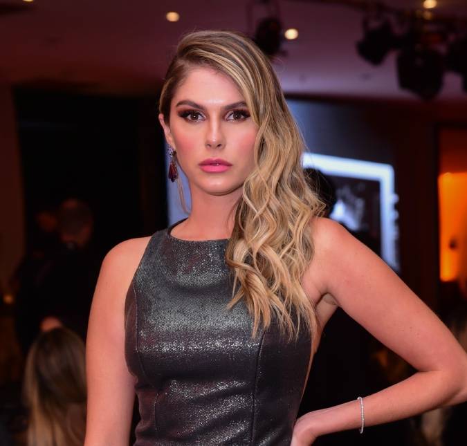 Bárbara Evans aparece no hospital com o marido e explica: - <i>Ele está sentindo muita dor</i>