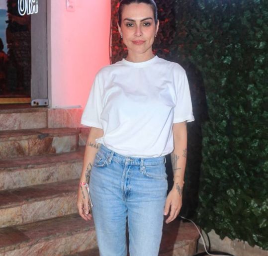 Cleo escolhe <i>look</i> confortável para curtir <i>show</i> de Anttónia e Ana Morais no Rio de Janeiro