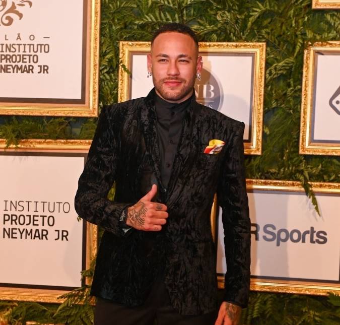 Neymar Jr. reclama de voo demorado ao retornar para o Brasil: <i>Não chega nunca</i>