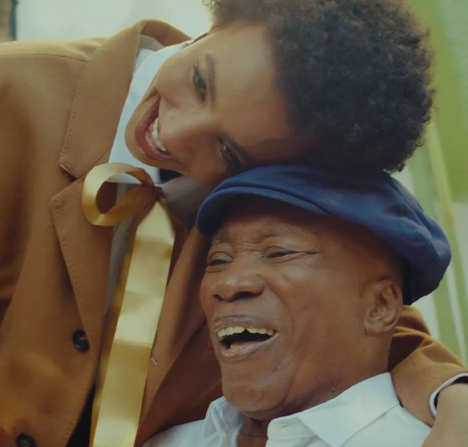 Brasileiros criticam Grammy após Esperanza Spalding dizer que Milton Nascimento teve assento recusado na premiação A cantora fez um protesto levando uma foto do cantor para ficar com ela na mesa