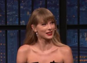 Taylor Swift aparece com correntinha na coxa e chama atenção dos fãs