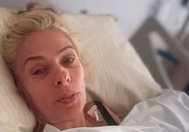 Adriane Galisteu é hospitalizada após voltar de viagem e revela diagnóstico de infecção urinária alta: <i>- Estou bem</i>