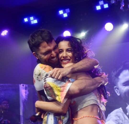 Marina Sena dança com Silva e toca percussão em <i>show</I> de Carnaval repleto de famosos