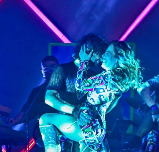 Em primeiro <i>show</I> após separação de Dado Dolabella, Wanessa Camargo dança coladinha com dançarino e recebe filho na plateia