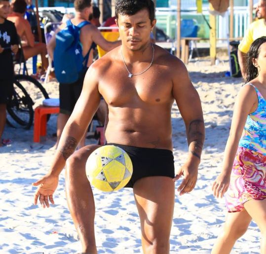 Xamã curte dia de praia e joga futebol no Rio de Janeiro