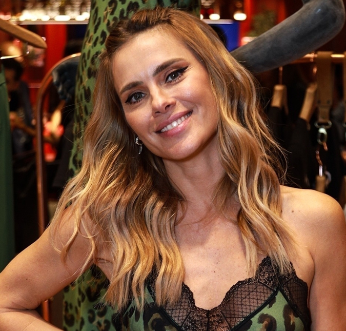 Carolina Dieckmann posta foto com seu gato e fãs apontam semelhança: <i>É a cara dela</i>