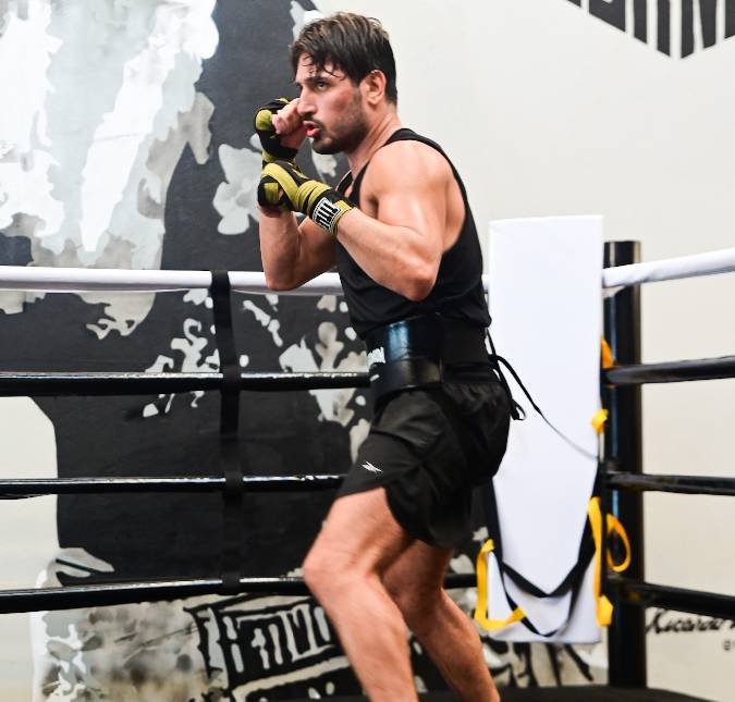 Namorado de Vitória Strada, Daniel Rocha aparece treinando boxe após desafiar MC Gui para luta