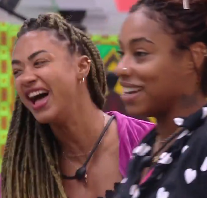 Thamiris e Aline se divertem ao falar sobre beijo em festa no <i>BBB25</i>: <i>- Ela me queria muito</i>
