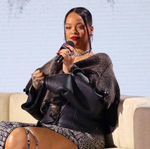 Terceira gravidez? Rihanna surge exibindo barriguinha no <I>MET Gala 2025<I/I>