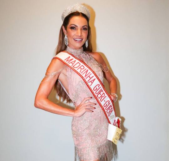 Patrícia Poeta faz retorno como madrinha do Baile de Carnaval Gueri-Gueri