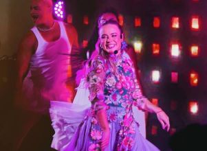 Juliana Silveira celebra turnê em tributo a <I>Floribella: Processo mágico</I>