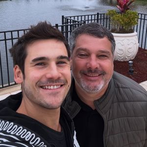 Nicolas Prattes revela que passou por momento difícil envolvendo saúde do pai: <i>Ia do set pro hospital e vice versa</i>