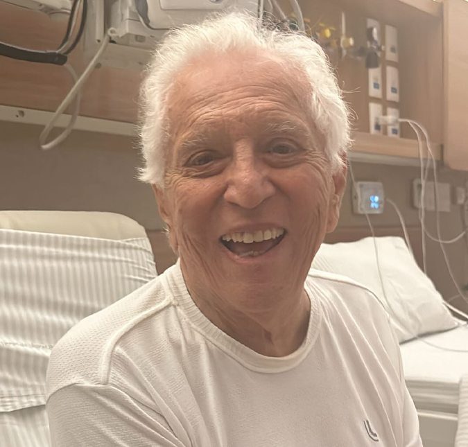 Esposa de Carlos Alberto de Nóbrega fala sobre saúde do apresentador, internado após contrair vírus