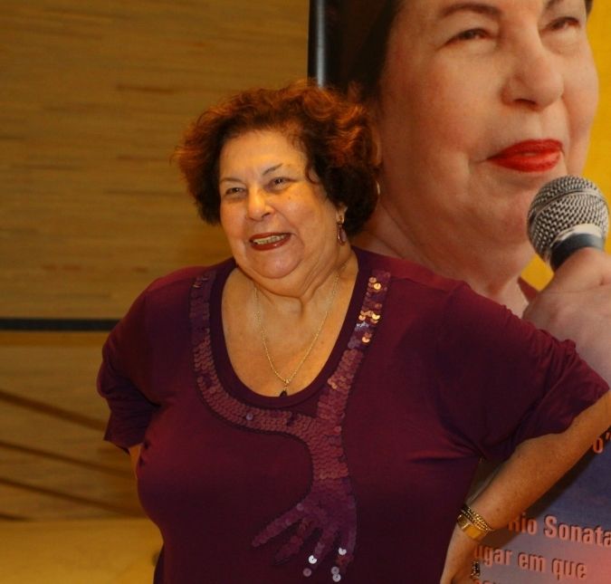 Irmão de Nana Caymmi atualiza estado de saúde da cantora e relembra susto: <i>- Quase faleceu</i>