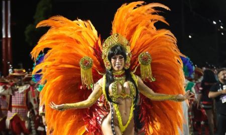 Tati Minerato aposta em mini tapa-sexo para desfilar como Rainha de Bateria pela Estácio de Sá