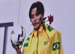 Galã de <i>K-dramas</i>, Lee Junho ostenta seu charme de cantor veterano em <i>fan-con</i> ao se despedir de São Paulo