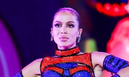 Vestida de jogadora de futebol americano moderna, Anitta arrasa em <i>show</i> de Carnaval