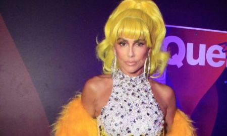Vestida de banana, Deborah Secco surge deslumbrante na Sapucaí