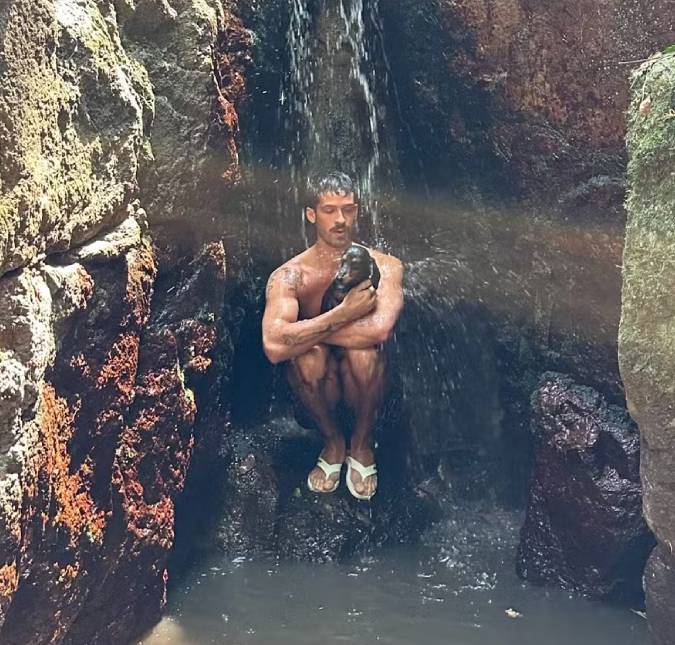João Guilherme leva cachorro que adotou com Bruna Marquezine para tomar banho de cachoeira
