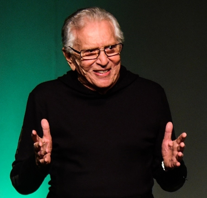 Após internação, Carlos Alberto de Nóbrega volta às gravações no <i>SBT</i>