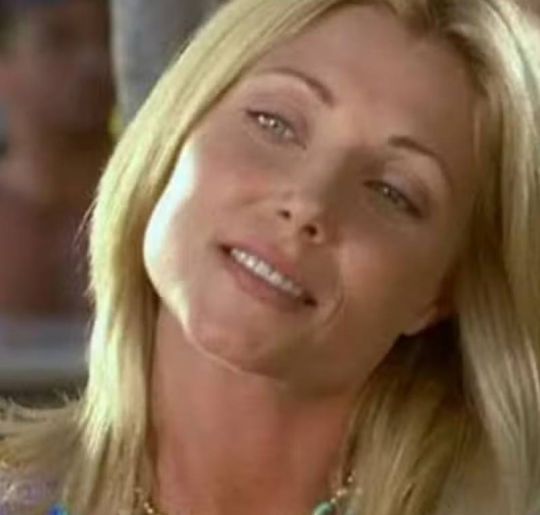 Pamela Bach, atriz de <i>Baywatch</i>, morre aos 61 anos de idade. Saiba quem são os famosos que nos deixaram em 2025