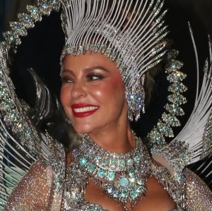 Paolla Oliveira presta homenagem a Grande Rio