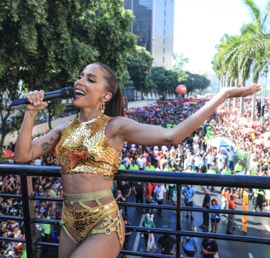 Com presença de Marina Ruy Barbosa, Anitta comanda bloco de Carnaval no Rio de Janeiro