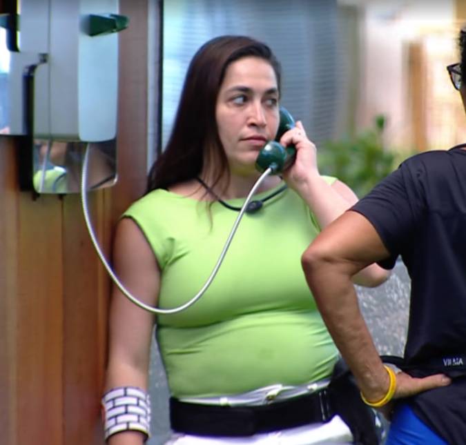 Daniele Hypolito atende o <i>Big Fone</i> e terá direito a fazer compras na Loja Secreta do <i>BBB25</i>