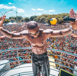 Que sucesso! Léo Santana lota bloco de Carnaval em São Paulo
