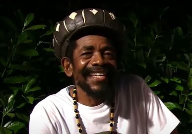 Cocoa Tea, ícone do <i>reggae</i>, morre aos 65 anos de idade. Saiba quem são os famosos que nos deixaram em 2025