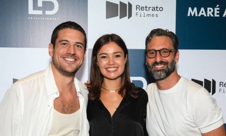 Lançando filme juntos, Marco Pigossi e marido, Marco Calvani, recebem famosos em pré-lançamento