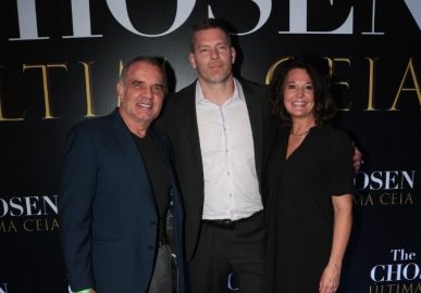 Humberto Martins posa ao lado de Dallas Jenkins em <i>première</i> de <i>The Chosen: A Última Ceia</i>; saiba quem mais esteve por lá