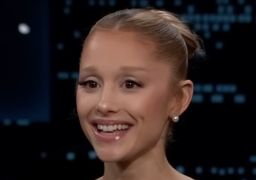 Assumidos? Ariana Grande abre álbum de fotos no <i>Instagram</i> e surge abraçada com ex-namorado Ricky Alvarez