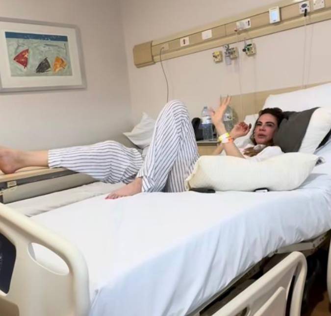 Internada, Luciana Gimenez atualiza sobre estado de saúde: - <i>Doendo bastante</i>