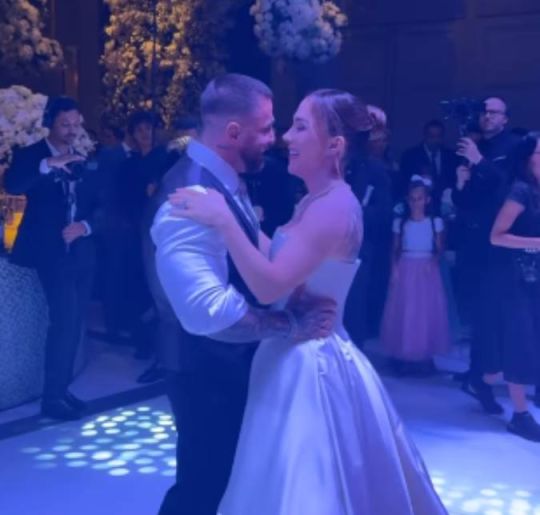 Decoração luxuosa, noiva de tênis, <i>shows</i> e convidados famosos... Veja o que rolou no casamento da sócia da Virginia Fonseca