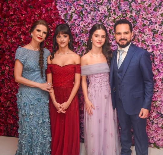 Luciano Camargo celebra 15 anos de idade das filhas Helena e Isabella