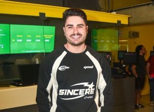Em entrevista exclusiva, Lucas Souza detalha sua relação com a moda: <i>- Não sou consumista</i>