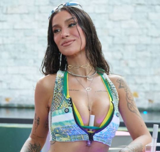 Bianca Andrade faz <i>pool party</i> e convida famosos para divulgação de seu novo produto