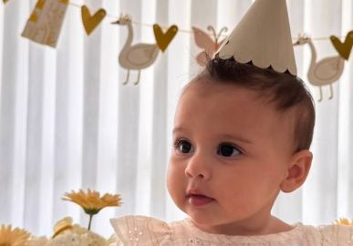 Amanda Kimberlly encanta ao mostrar mêsversário de Helena. Veja os melhores momentos da terceira filha de Neymar Jr.