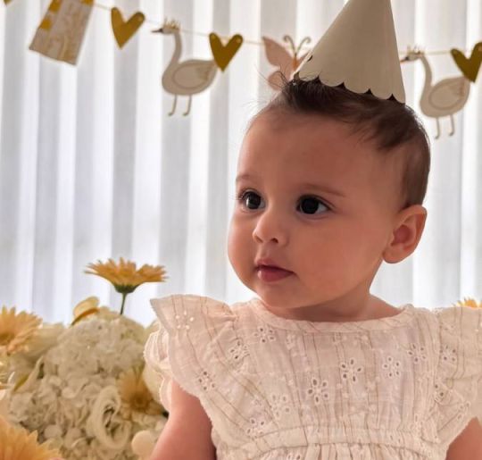 Amanda Kimberlly encanta ao mostrar mêsversário de Helena. Veja os melhores momentos da terceira filha de Neymar Jr.