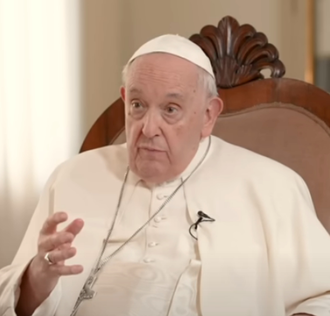 Papa Francisco tem melhora em seu quadro de saúde e suspende ventilação mecânica, diz Vaticano