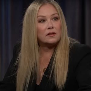 Christina Applegate conta que foi ao hospital mais de 30 vezes <i>por causa de vômitos, diarreia e dor</i>