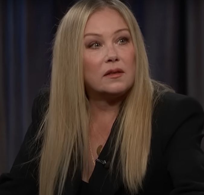 Christina Applegate conta que foi ao hospital mais de 30 vezes <i>por causa de vômitos, diarreia e dor</i>