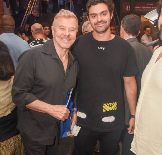 Em rara aparição com filho afetivo, Miguel Falabella posa com Theo em estreia <i>VIP</i> de musical com Eduardo Sterblitch