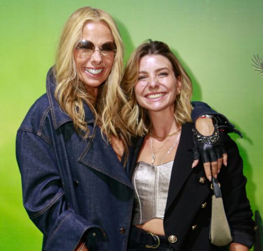 Adriane Galisteu encontra atriz que a interpretou em <I>Senna</i> na pré-estreia do musical <I>Wicked</i>; veja quem mais esteve por lá!